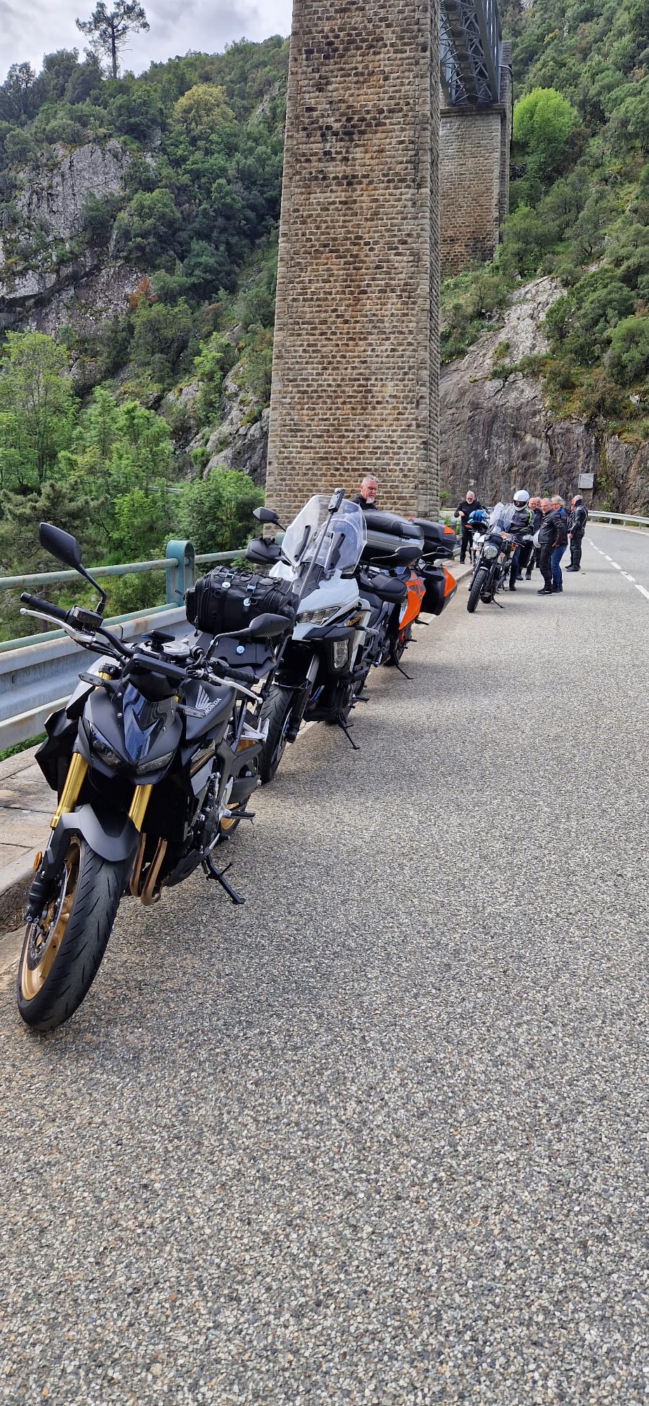 Pause route sous un viaduc